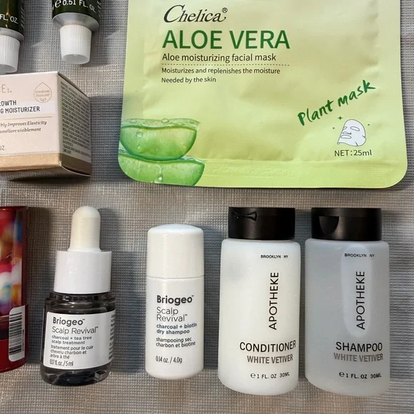 HP 💚 13-piece Skincare Beauty Bundle: Samples, makeup, mask + MORE! - Picture 3 of 5